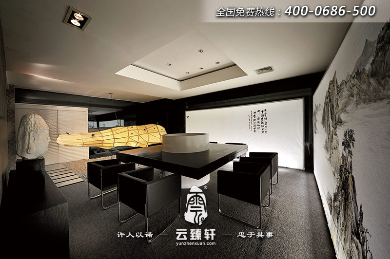 裝有中國書法和中國山水畫的會(huì)議室